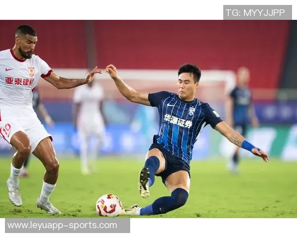 携手共进迎新篇章祝武汉三镇足球俱乐部12岁生日快乐