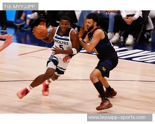 爱德华兹赞康利每场比赛后总是第一个与我沟通解读战术的队友 爱德华兹赞康利每场比赛后总是第一个与我沟通解读战术的队友